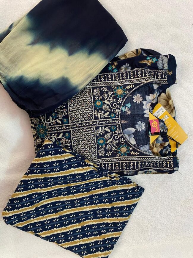 women's Narrow Cut Print Kurta With Pant Set - Image 2