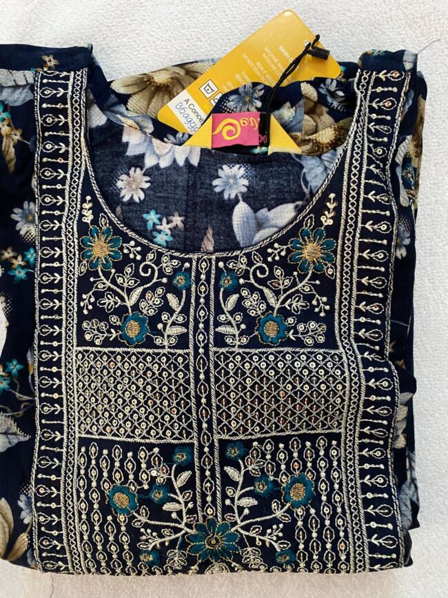 women's Narrow Cut Print Kurta With Pant Set - Image 3